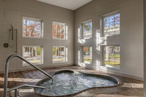 加洛韦Marriott's Fairway Villas的带窗户的客房内设有带热水浴池的浴室