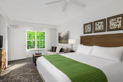 加洛韦Marriott's Fairway Villas的一间卧室配有一张带绿毯的大床