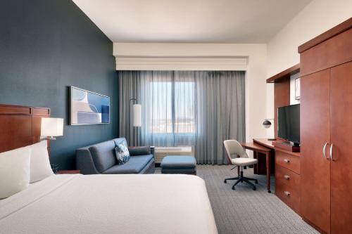 林垦林肯市中心万怡酒店的配有一张床和一张书桌的酒店客房