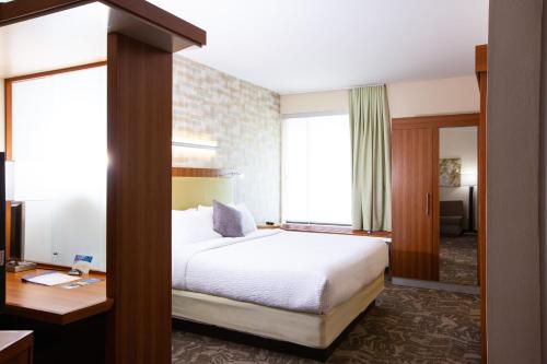 韦纳奇韦纳奇春季山丘套房的配有一张床和一张书桌的酒店客房
