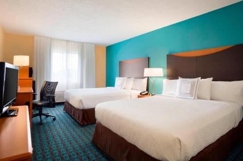 沃思堡沃斯堡大学路费尔菲尔德套房酒店的酒店客房设有两张床和一台平面电视。