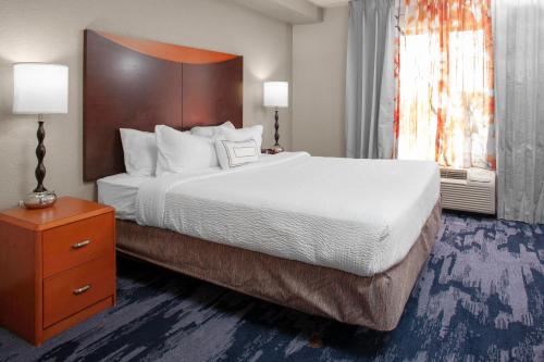 Avon印第安纳波利斯埃文费尔菲尔德客栈的一间设有大床和窗户的酒店客房
