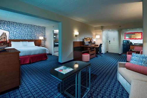 林奇堡万豪林奇堡自由大学费尔菲尔德客栈套房酒店的酒店客房,配有床和沙发