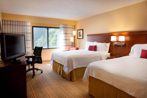 萨克拉门托纳透马斯萨克拉门托机场万怡酒店的酒店客房设有两张床和一台平面电视。