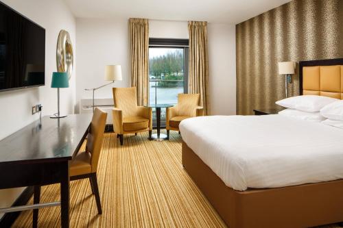 诺丁汉Delta Hotels by Marriott Nottingham Belfry的配有一张床和一张书桌的酒店客房
