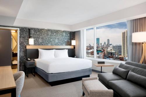 波士顿波士顿市中心/北站万怡酒店的酒店客房设有一张床和一个大窗户