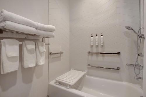 利特尔顿Fairfield by Marriott Inn & Suites Denver Southwest, Littleton的白色的浴室设有淋浴、浴缸和毛巾。