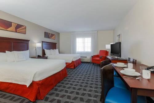 埃尔森特罗埃尔森特罗唐普雷斯套房酒店的酒店客房设有两张床和电视。