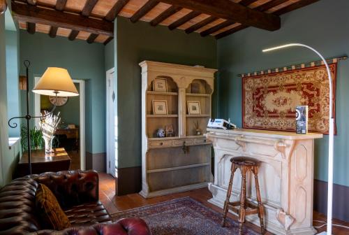 皮斯托亚阿格里图里斯圣罗科酒店的客厅设有壁炉和沙发。