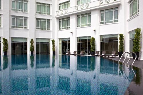 吉隆坡The Majestic Hotel Kuala Lumpur, Autograph Collection的大楼前的酒店游泳池