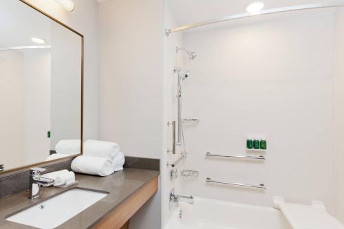 伯明翰Fairfield Inn & Suites by Marriott Birmingham Colonnade的一间带水槽和镜子的浴室
