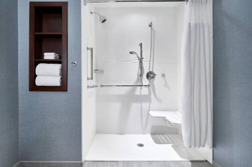 威尔明顿威尔明顿市中心万豪原住客栈酒店的带淋浴和盥洗盆的白色浴室