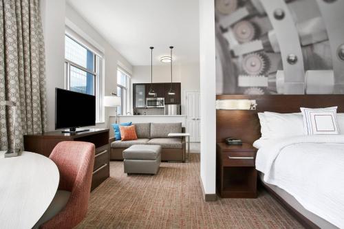 威尔明顿威尔明顿市中心万豪原住客栈酒店的酒店客房设有床和客厅。