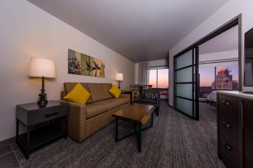 圣地亚哥Marriott Vacation Club®, San Diego   的客厅配有沙发和桌子