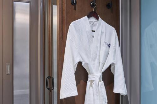 圣地亚哥Marriott Vacation Club®, San Diego   的挂在门上的白色长袍