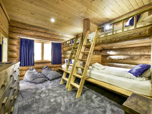 奈斯桥Mountain Bear Lodge的小木屋内一间卧室配有双层床