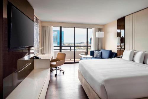尔湾尔湾万豪酒店的一间酒店客房,配有一张大床和一台平面电视