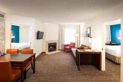 拉斯维加斯万豪Residence Inn拉斯维加斯亨德森/格林山谷酒店的酒店客房设有带壁炉的客厅。
