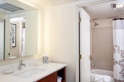 拉斯维加斯万豪Residence Inn拉斯维加斯亨德森/格林山谷酒店的一间带水槽和镜子的浴室
