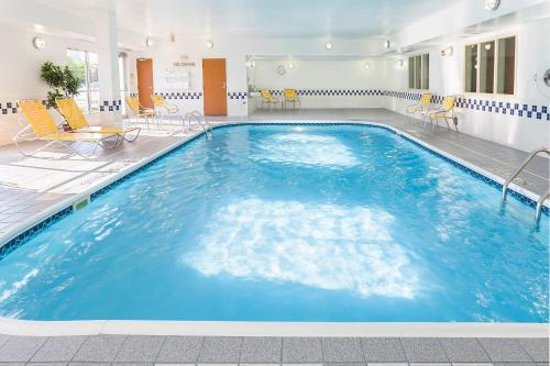 大急流城格兰德莱皮兹费尔菲尔德酒店的蓝色的大游泳池,位于酒店客房内