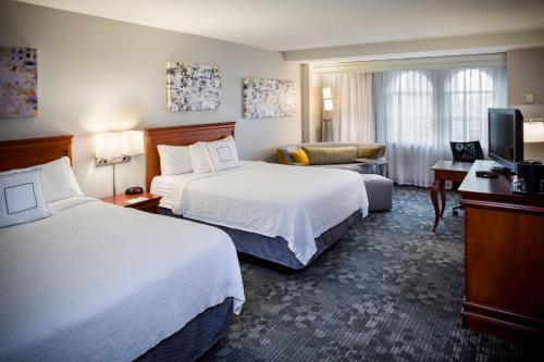 诺福克诺福克市中心万豪庭院酒店的酒店客房设有两张床和电视。