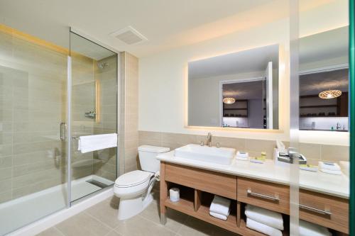 堪萨斯城Element North Kansas City的浴室配有卫生间、盥洗盆和淋浴。