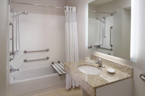亚特兰大亚特兰大巴克海特万豪原住客栈酒店的一间带水槽和淋浴的浴室