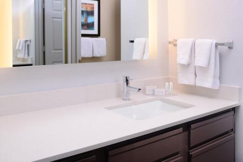 普莱诺Residence Inn by Marriott Dallas Plano/Legacy的浴室设有白色水槽和镜子