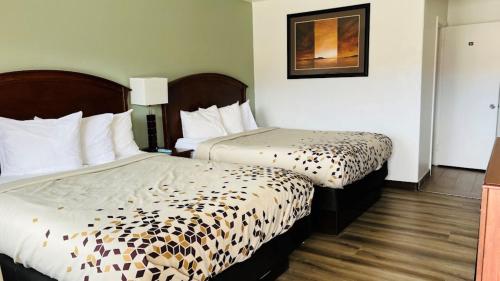 摩押Inca Inn Moab的一间酒店客房,房间内设有两张床