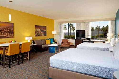 洛杉矶洛杉矶国际机场/世纪大道万豪酒店 的酒店客房带两张床和一个客厅