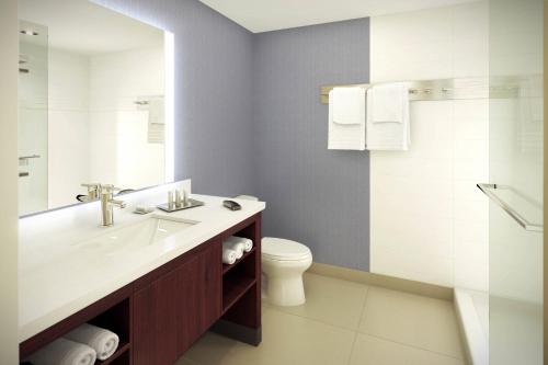 洛杉矶洛杉矶国际机场/世纪大道万豪酒店 的一间带水槽和卫生间的浴室