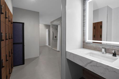 皇后区Four Points by Sheraton Flushing的一间带水槽和镜子的浴室