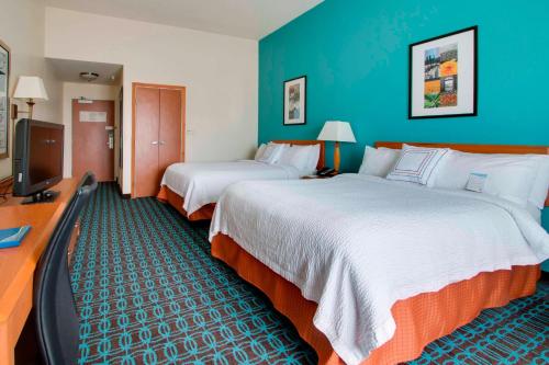 克莱蒙Fairfield Inn & Suites by Marriott Clermont的酒店客房设有两张床和一台平面电视。