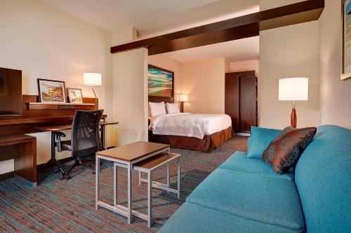 卡尔斯巴德圣迭戈卡尔斯巴德费尔菲尔德酒店的酒店客房设有沙发、床和书桌
