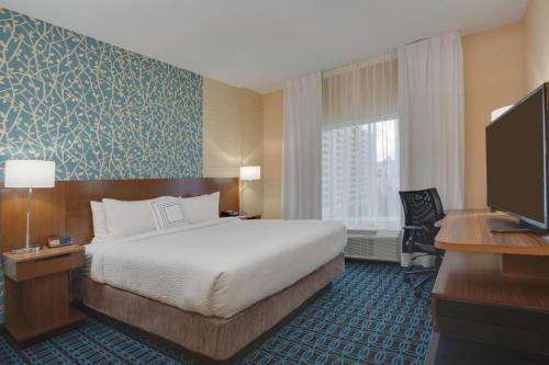 劳德代尔堡Fairfield Inn & Suites By Marriott Fort Lauderdale Downtown/Las Olas的配有一张床和一台平面电视的酒店客房