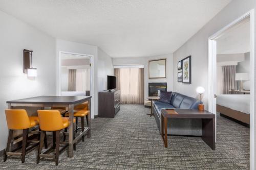 印第安纳波利斯印第安纳波利斯市中心运河畔原住客栈的酒店客房带一张床、一张桌子和椅子