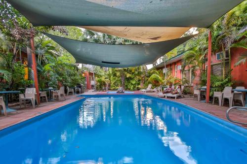 库努纳拉库努纳拉酒店的一座带天蓬的大型游泳池