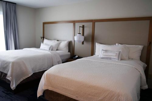 扬斯敦Fairfield by Marriott Youngstown/Austintown的酒店客房,配有两张带白色床单的床