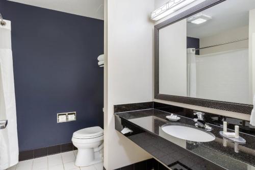 孔洛休斯敦康罗万豪费尔菲尔德客栈&套房酒店的一间带水槽和卫生间的浴室