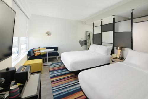 拉伯克Aloft Lubbock的酒店客房配有两张床和一张书桌