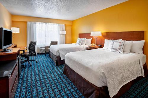 默特尔比奇默特尔百老汇海滩万豪费尔菲尔德酒店的酒店客房设有两张床、一张桌子和一台电视。