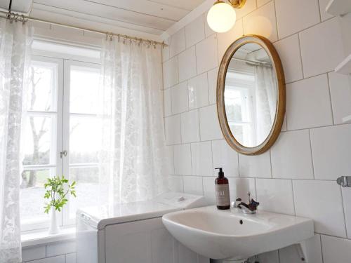 HedekasHoliday home HEDEKAS II的白色的浴室设有水槽和镜子