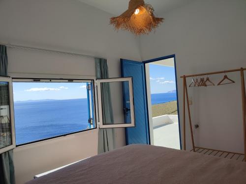 法罗斯岛Sofia sea view apartment的一间卧室配有一张床,享有海景