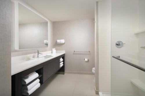莫德斯托Residence Inn by Marriott Modesto North的白色的浴室设有水槽和淋浴。