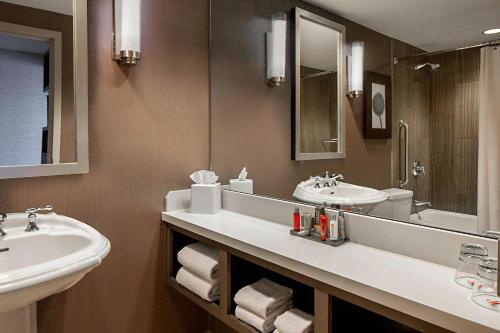 小石城小岩城万豪酒店的浴室设有2个水槽和镜子