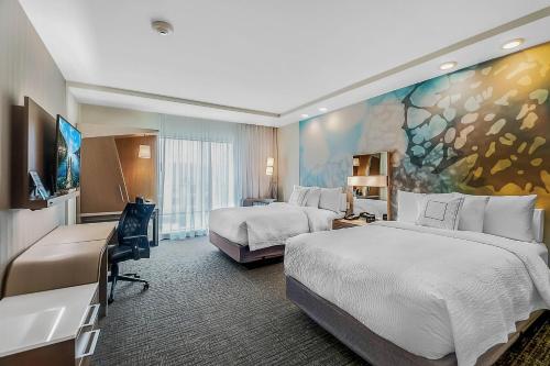 朗维尤朗维尤北万怡酒店的酒店客房配有两张床和一张书桌