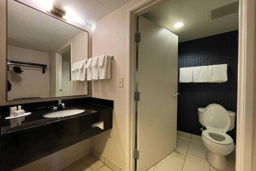 珀尔杰克逊机场费尔菲尔德客栈及套房的一间带卫生间、水槽和镜子的浴室