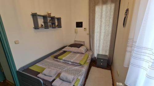 莫哈奇RI-JÓ apartman的一间小卧室,房间内设有两张床