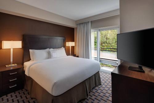 伦顿Residence Inn by Marriott Seattle South/Renton的一间卧室配有一张床和一台平面电视