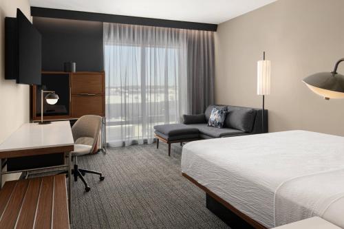 休斯顿Courtyard by Marriott Houston I-10 West/Memorial的配有一张床和一张书桌的酒店客房